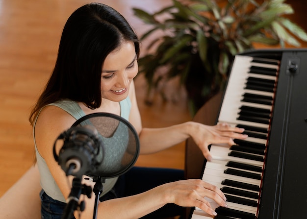 Persoon die muziek oefent in de thuisstudio