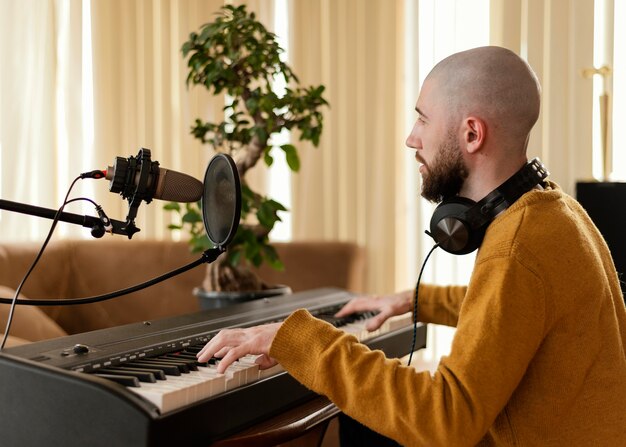 Persoon die muziek oefent in de thuisstudio