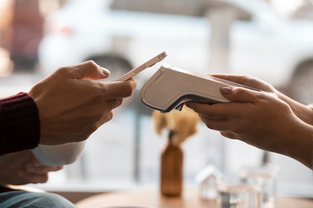 Persoon die nfc-technologie gebruikt om de rekening in een restaurant te betalen