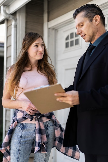 Gratis foto persoon die papieren tekent voor nieuw huis