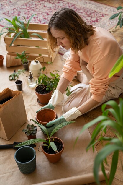 Persoon die planten in nieuwe potten overplant