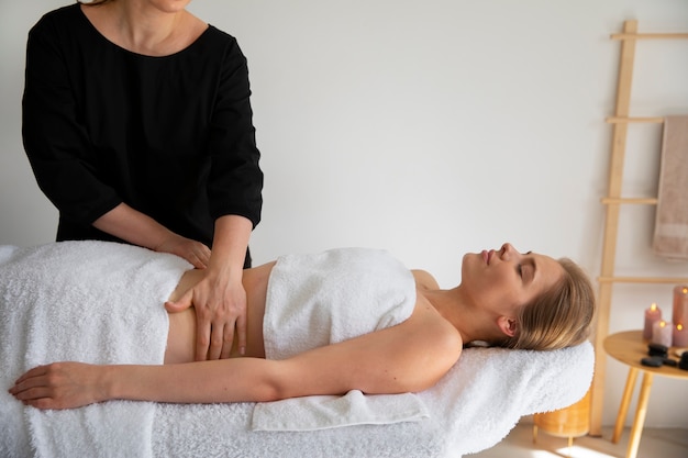 Gratis foto persoon die professionele massage krijgt