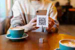 Gratis foto persoon die qr-code scant in de cafetaria