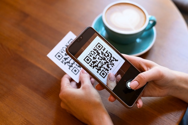 Gratis foto persoon die qr-code scant in de cafetaria