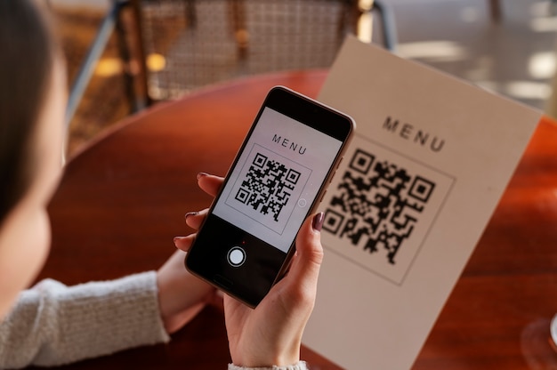 Persoon die qr-code scant