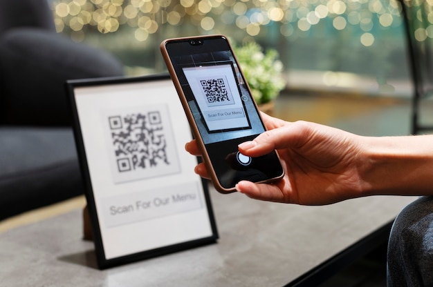 Gratis foto persoon die qr-code scant