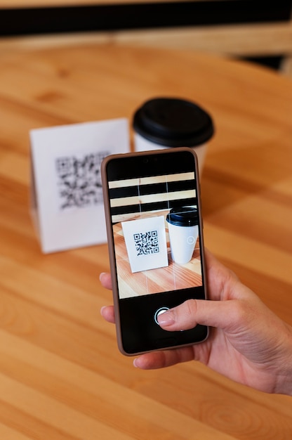 Persoon die qr-code scant