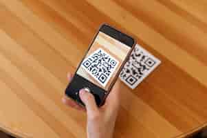 Gratis foto persoon die qr-code scant