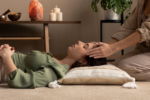 Gratis foto persoon die reiki-therapie uitvoert