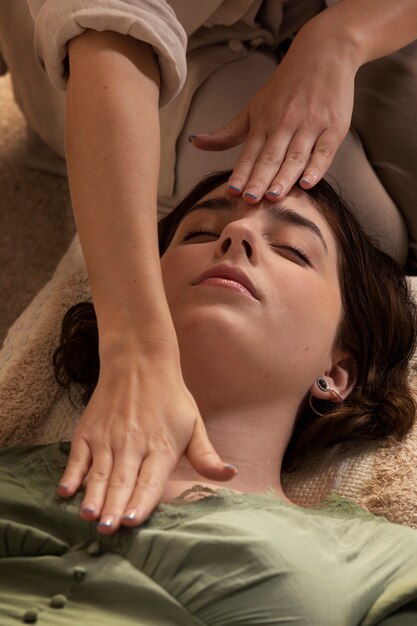 Persoon die reiki-therapie uitvoert