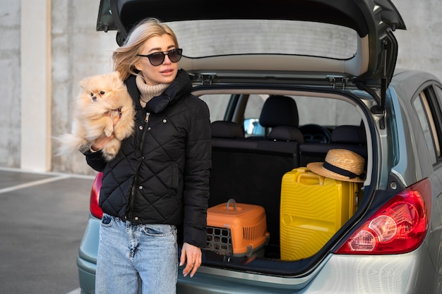 Gratis foto persoon die reist met hun huisdier en vervoerder