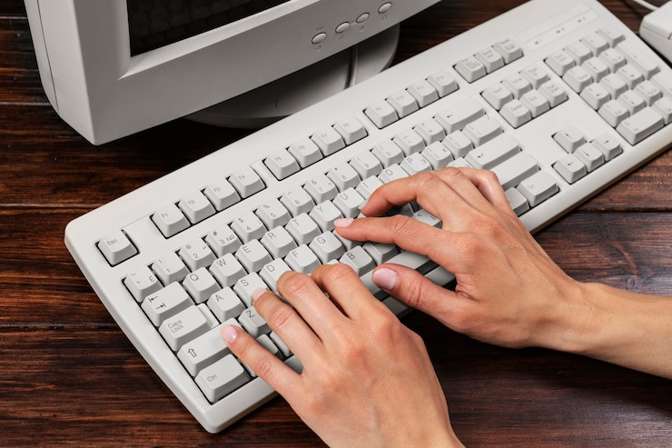 Gratis Foto persoon die retro computer gebruikt
