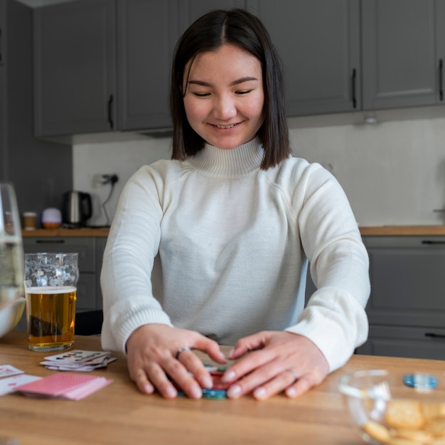 Gratis foto persoon die samen met vrienden poker speelt