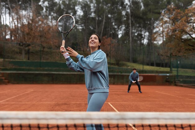 Persoon die tennisspel speelt in de winter