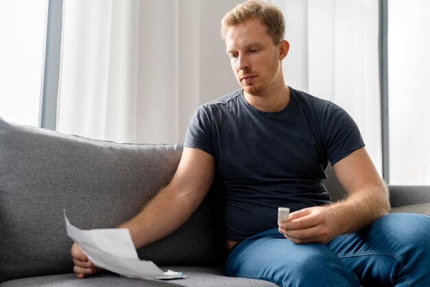Persoon die thuis een covid-test uitvoert