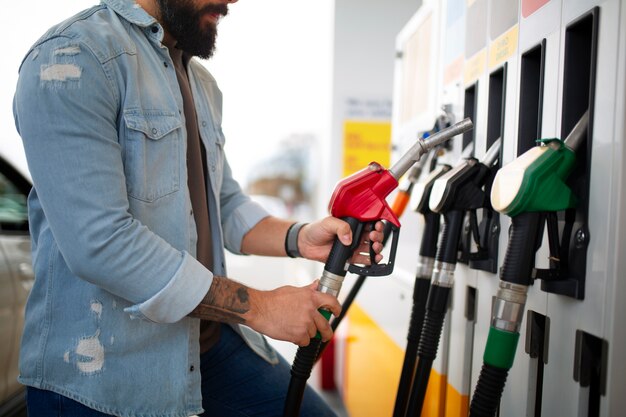 Persoon die tijd doorbrengt bij het benzinestation