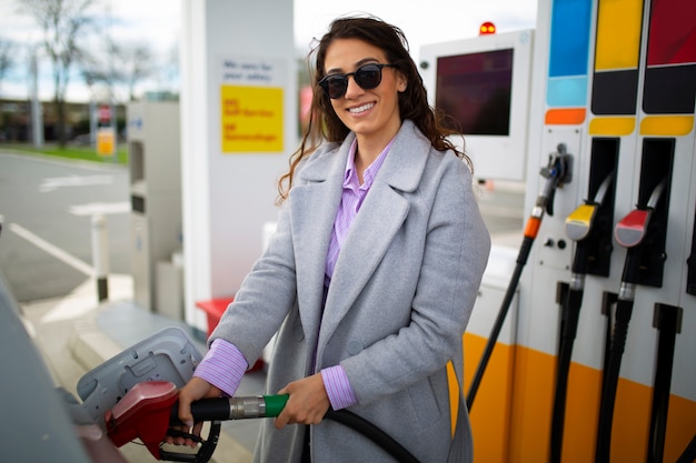 Gratis foto persoon die tijd doorbrengt bij het benzinestation