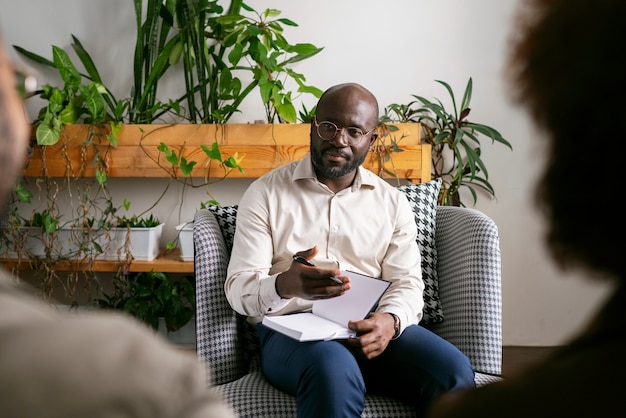 Persoon die tijdens een therapiesessie gevoelens en emoties deelt