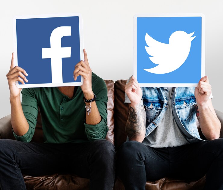 Gratis Foto persoon die twee sociale media pictogrammen
