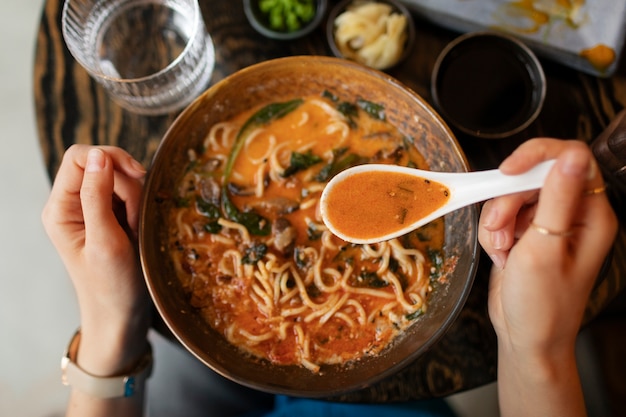 Gratis foto persoon die van eten geniet in restaurant