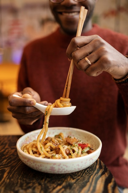 Persoon die van eten geniet in restaurant