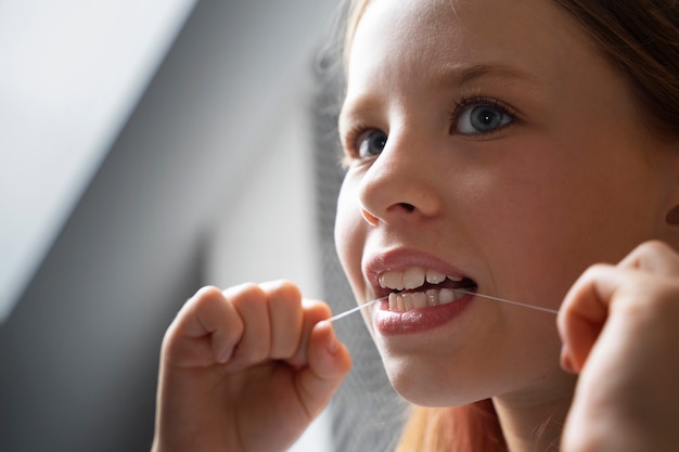 Gratis foto persoon die voor de hygiëne van de tanden zorgt