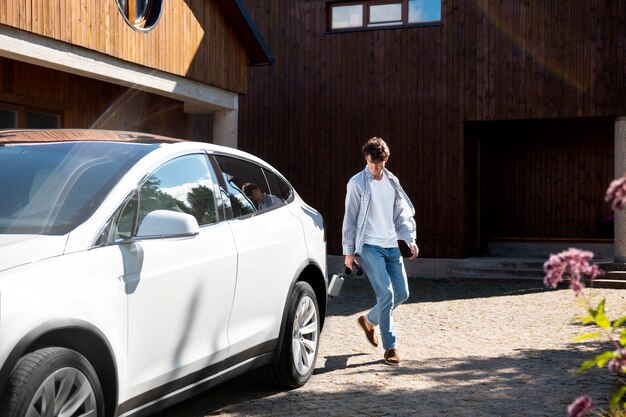 Persoon die voor elektrische auto zorgt