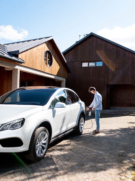 Persoon die voor elektrische auto zorgt