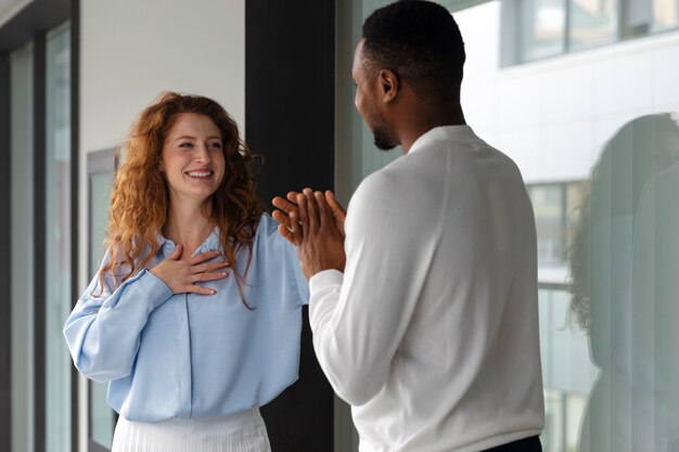 Persoon die waardering uit voor zijn collega's