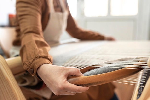 Persoon die werkt in een borduuratelier