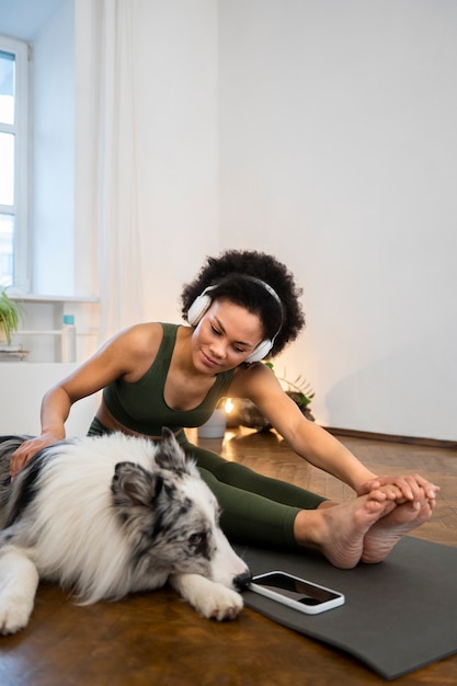 Persoon die yoga doet in gezelschap van haar huisdier