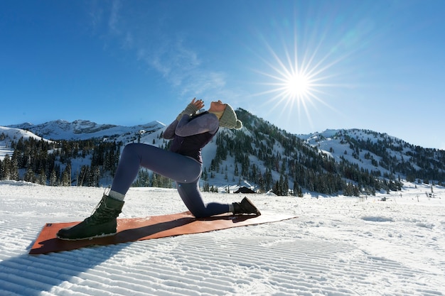 Gratis foto persoon die yoga doet in koud en winterweer