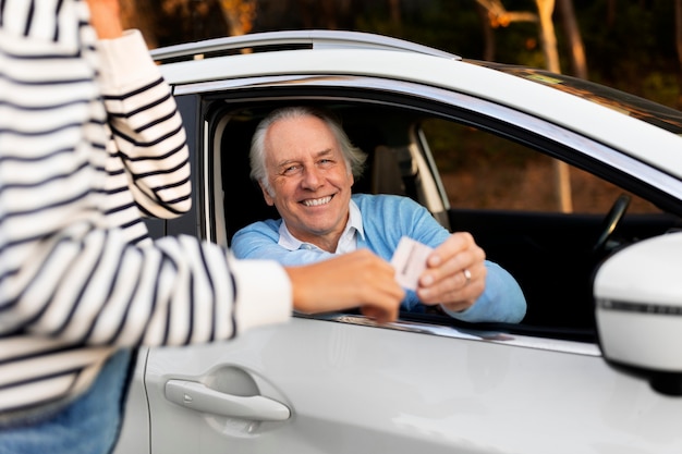 Gratis foto persoon die zich voorbereidt op het verkrijgen van een rijbewijs