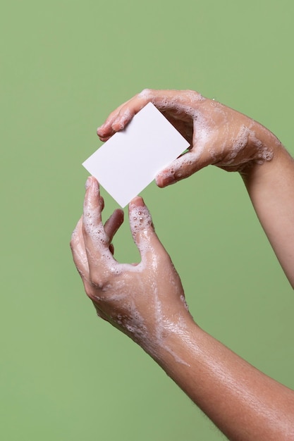 Persoon die zijn handen van dichtbij wast