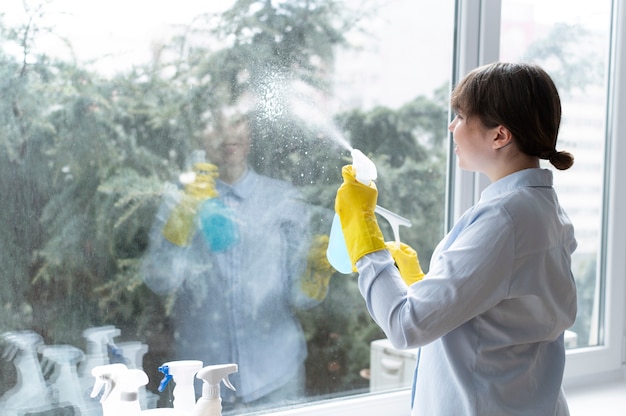 Gratis foto persoon die zorgt voor de schoonmaak van het kantoor