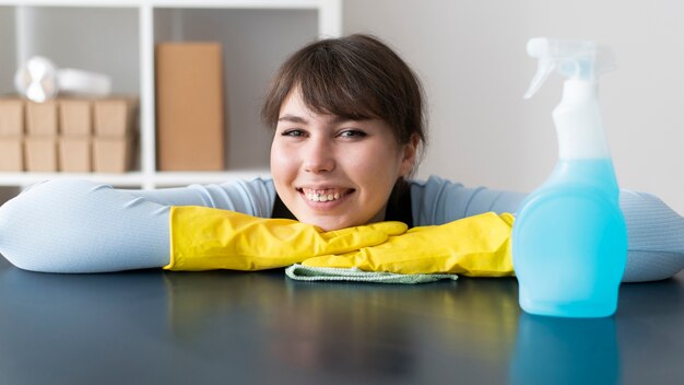 Persoon die zorgt voor de schoonmaak van het kantoor