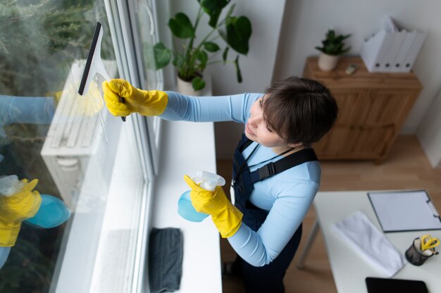 Persoon die zorgt voor de schoonmaak van het kantoor