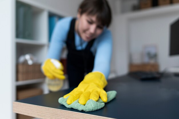 Persoon die zorgt voor de schoonmaak van het kantoor