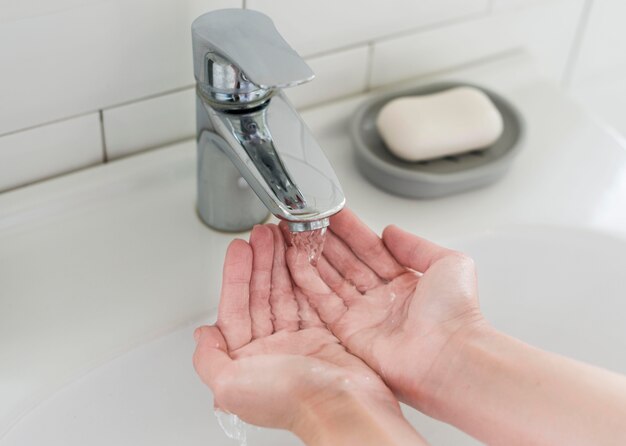Persoon handen spoelen voor het wassen met zeep