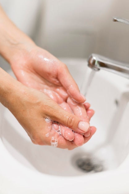 Gratis foto persoon handen wassen met zeep