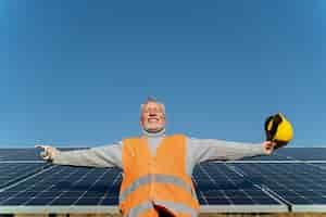 Gratis foto persoon in de buurt van alternatieve energiecentrale