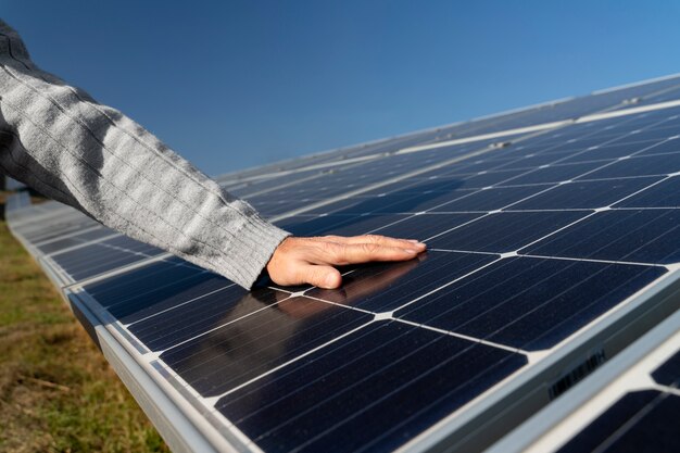 Persoon in de buurt van een alternatieve energie-installatie