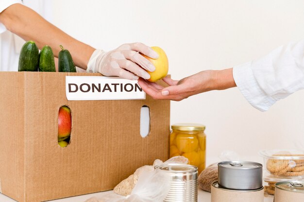 Persoon krijgt voedsel als donatie