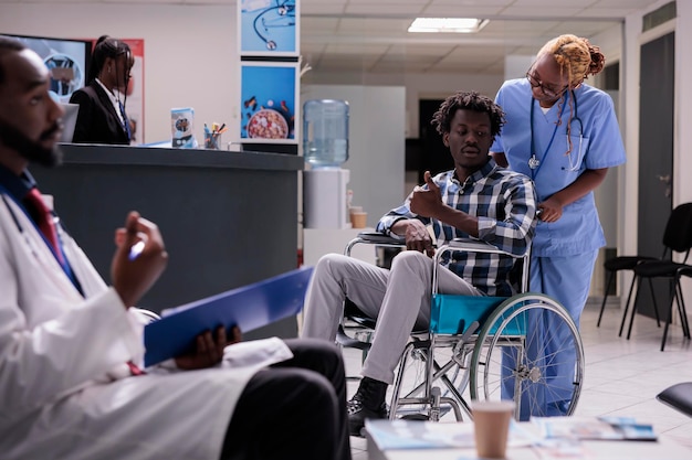 Persoon met chronische handicap in wachtkamer bij gezondheidscentrum, rolstoelgebruiker die wacht op controleafspraak. Man met lichamelijke beperking doet consultatie bij medische kliniek.