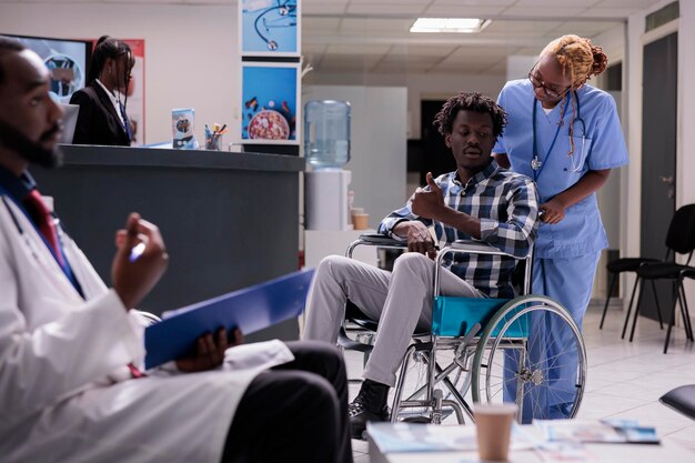 Persoon met chronische handicap in wachtkamer bij gezondheidscentrum, rolstoelgebruiker die wacht op controleafspraak. Man met lichamelijke beperking doet consultatie bij medische kliniek.