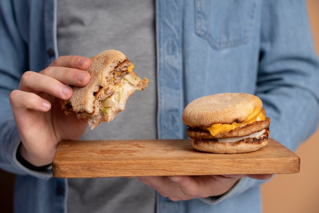 Persoon met een eetstoornis die fastfood probeert te eten