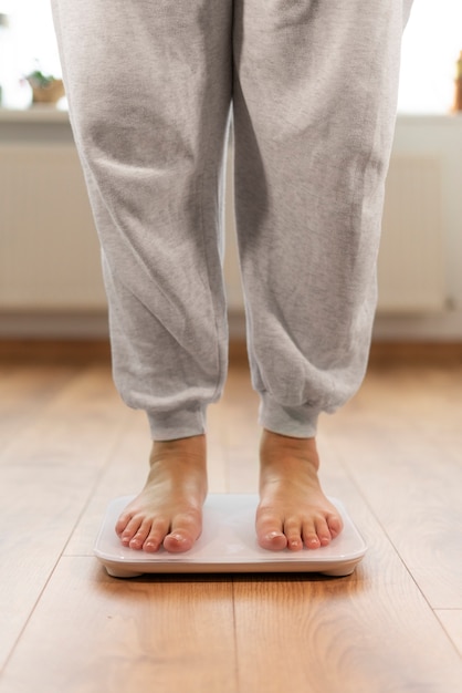 Gratis foto persoon met een eetstoornis met gewichtsproblemen