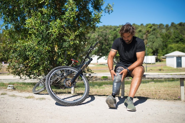 Persoon met een handicap maakt zich klaar voor training