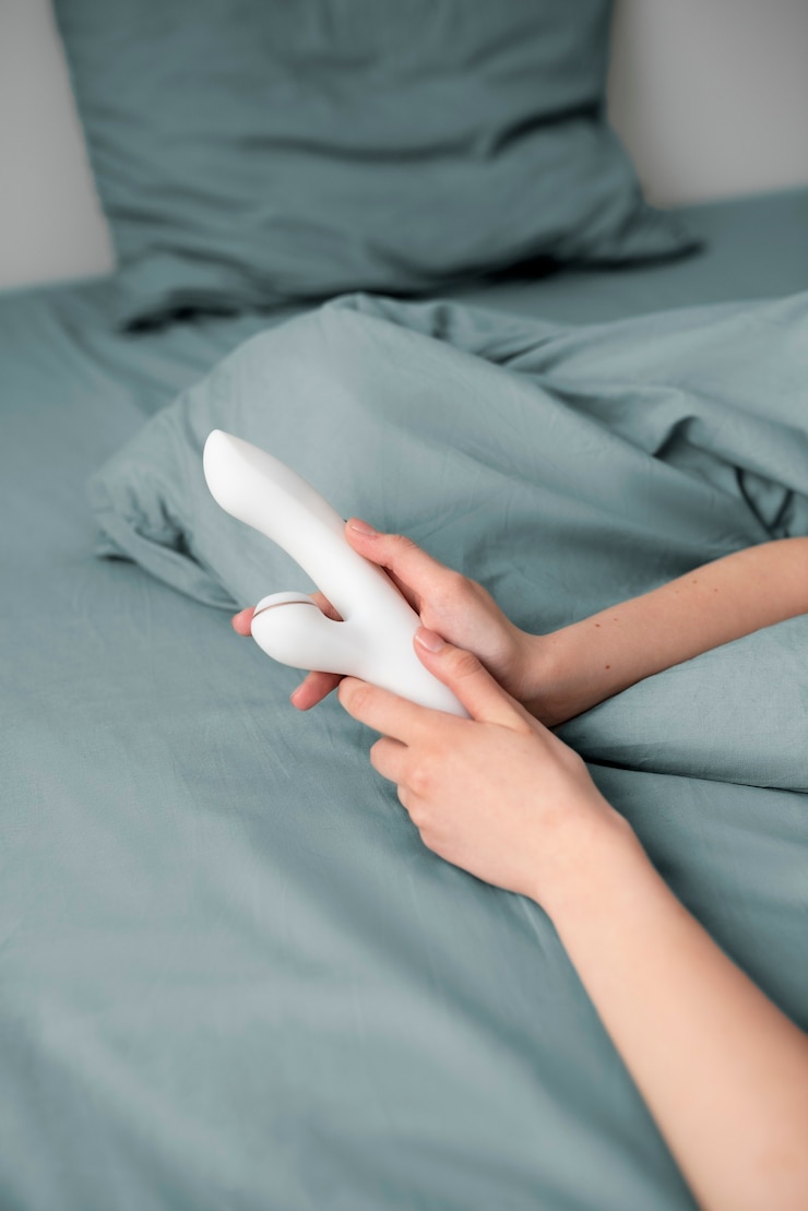 Gratis Foto persoon met seksueel speeltje in bed