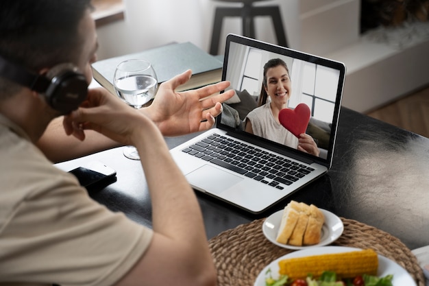 Gratis foto persoon op een virtuele date